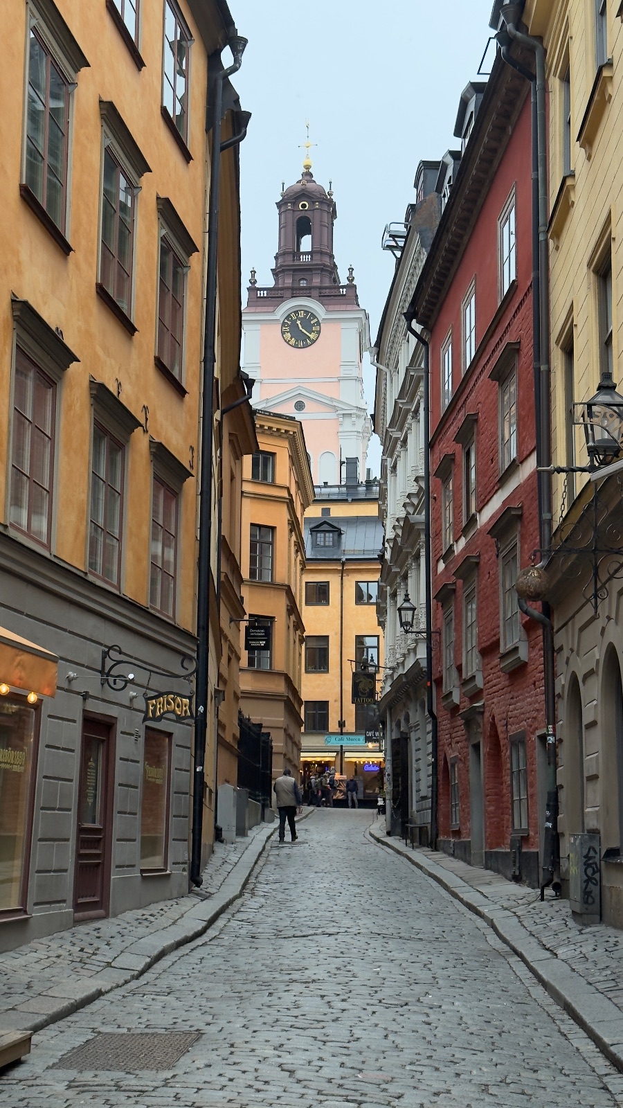 Calle estrecha con fachadas de colores en Gamla Stan, Estocolmo