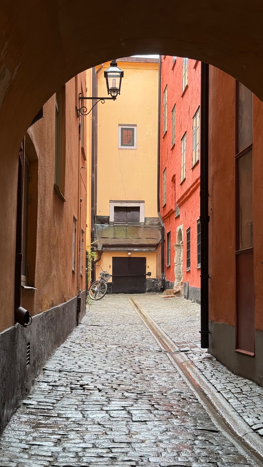 Callejón entre edificios históricos de Estocolmo