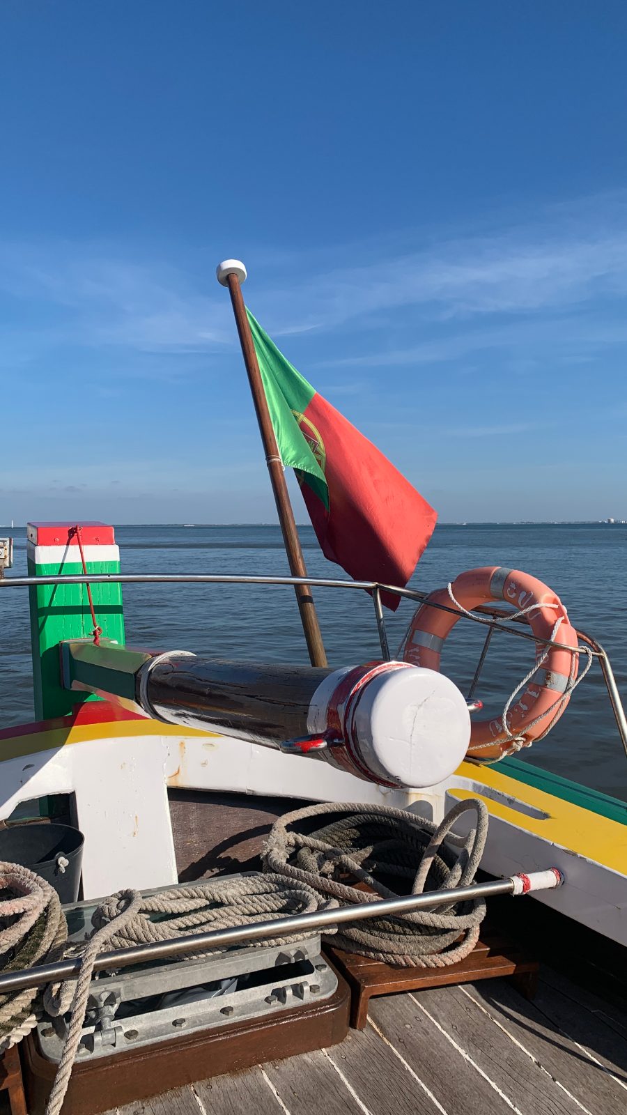 Bandera de Portugal junto al río Tajo en Lisboa