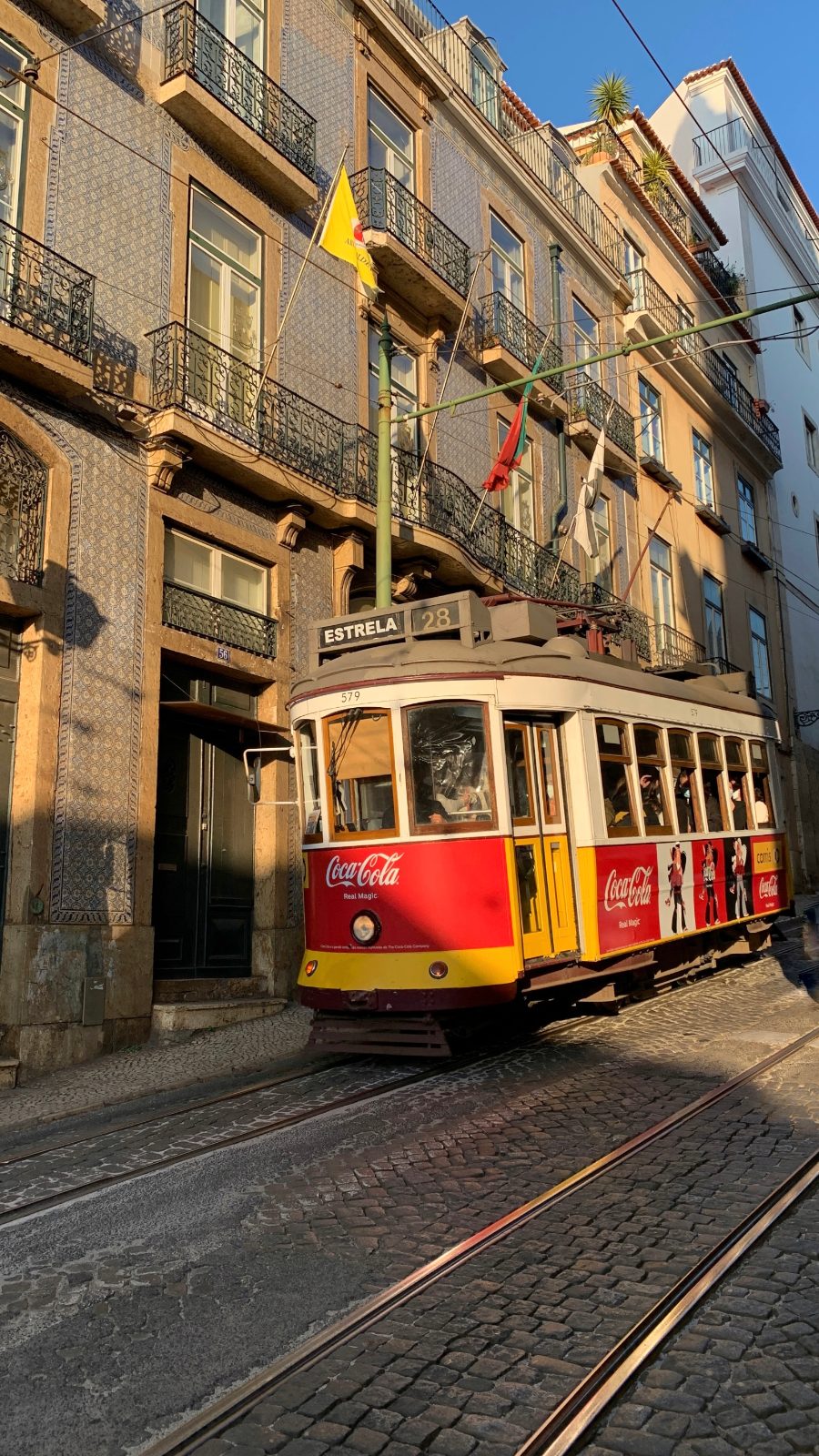 Tranvía amarillo recorriendo las calles de Lisboa