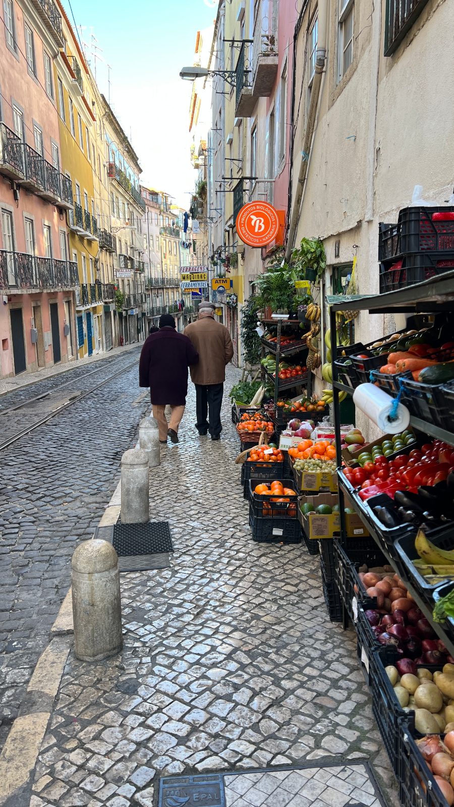 Calle empedrada del centro histórico de Lisboa