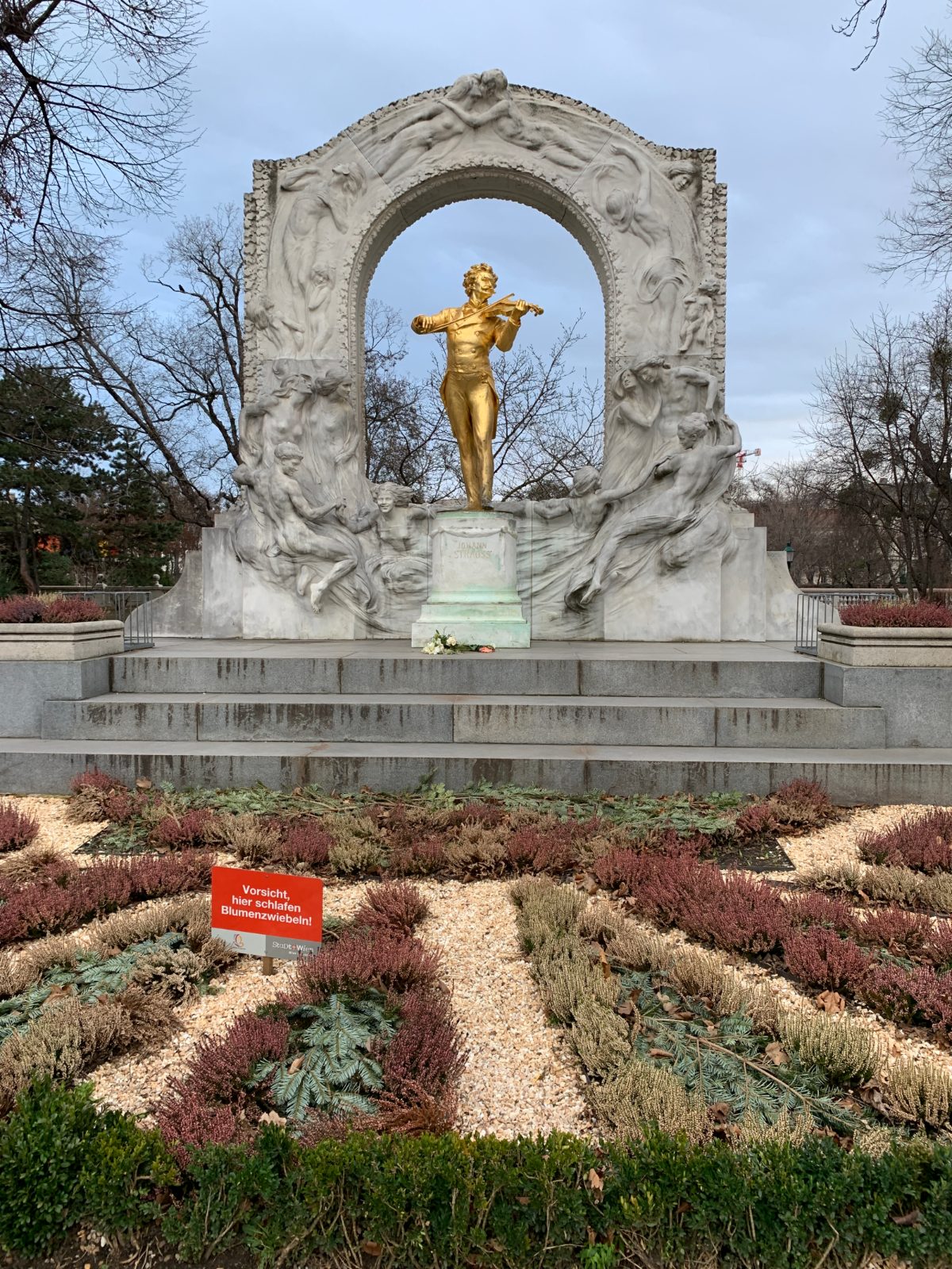Monumento dorado a Johann Strauss en el Stadtpark de Viena