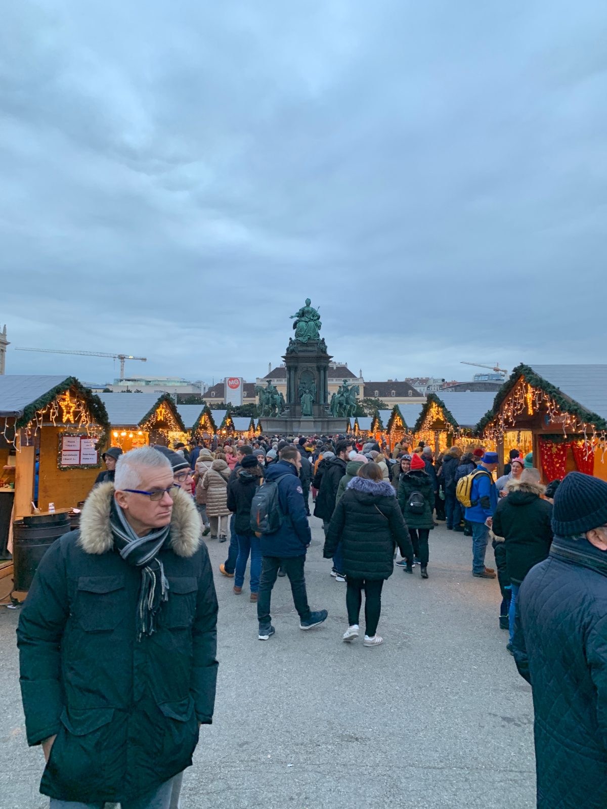 Mercado de Navidad en Viena con puestos iluminados al atardecer