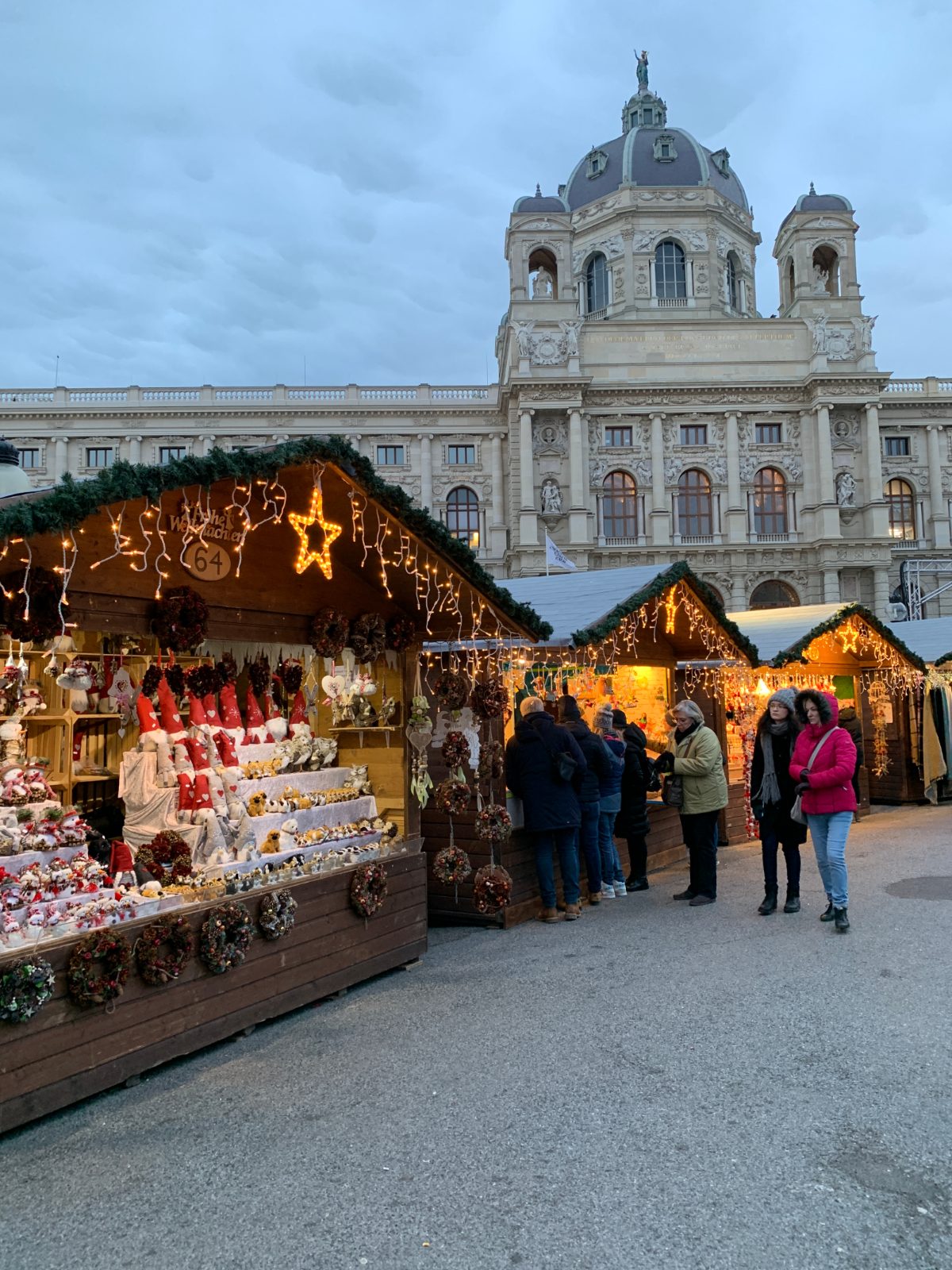 Christkindlmarkt de Viena con puestos navideños y arquitectura imperial