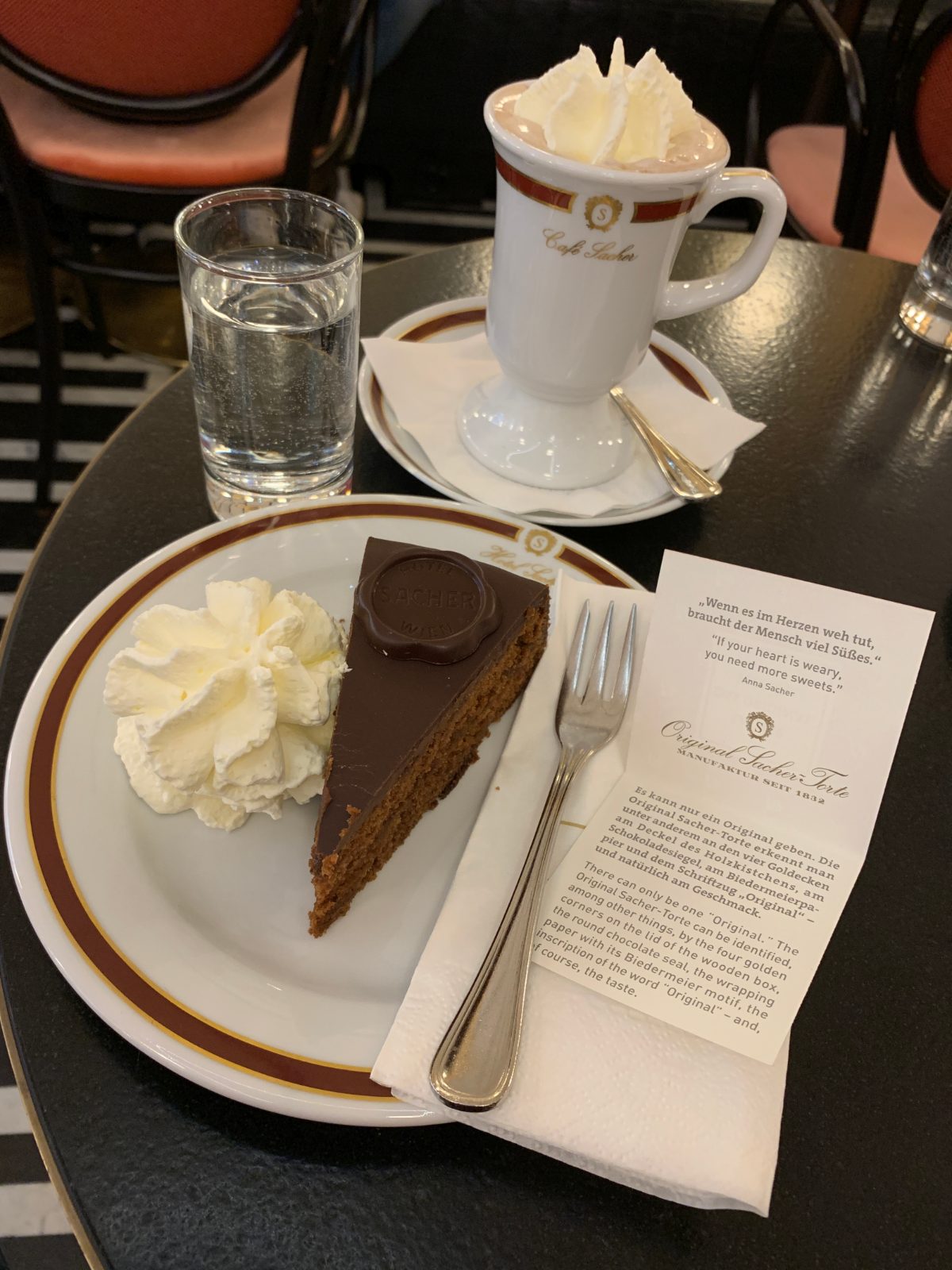 Tarta Sacher tradicional con nata y café en Viena