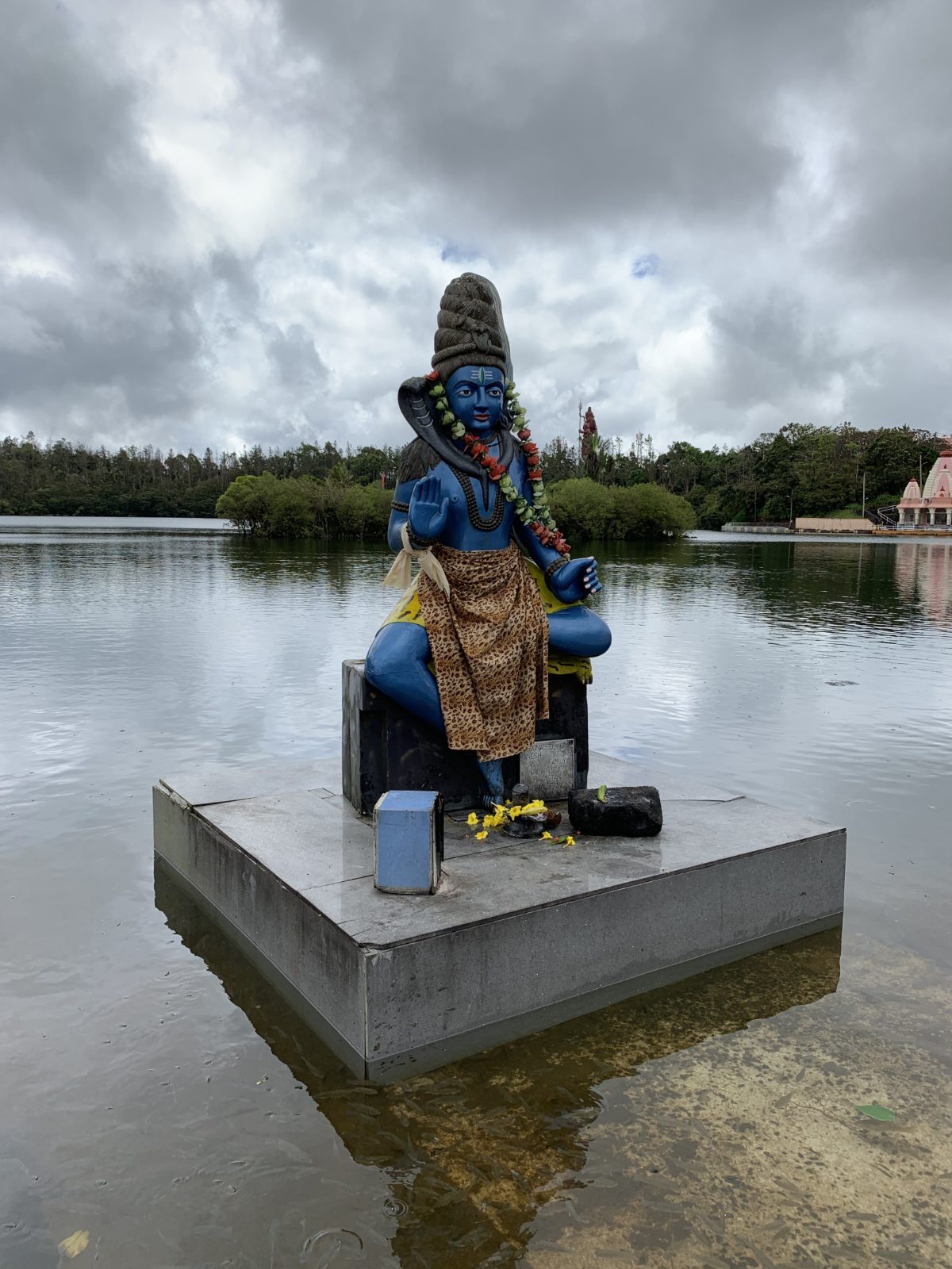 Estatua de Shiva en el lago sagrado de Grand Bassin