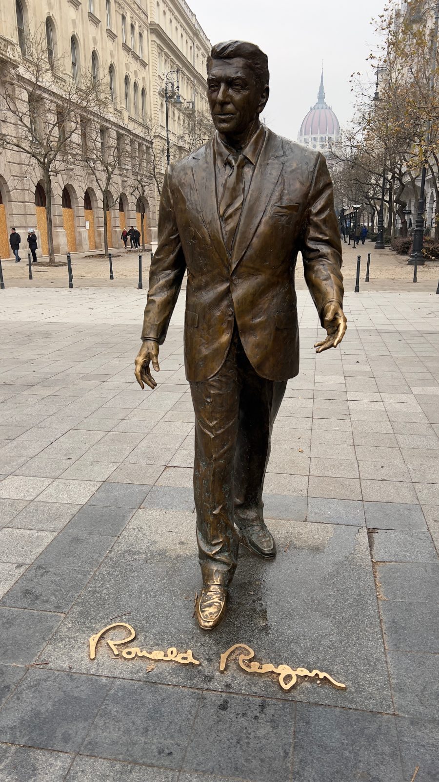 Estatua de Ronald Reagan en la Plaza de la Libertad, con la cúpula del Parlamento al fondo