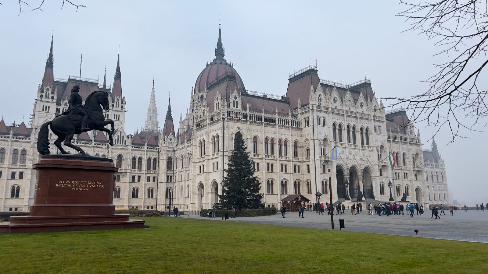 Parlamento de Budapest desde la Plaza Kossuth Lajos