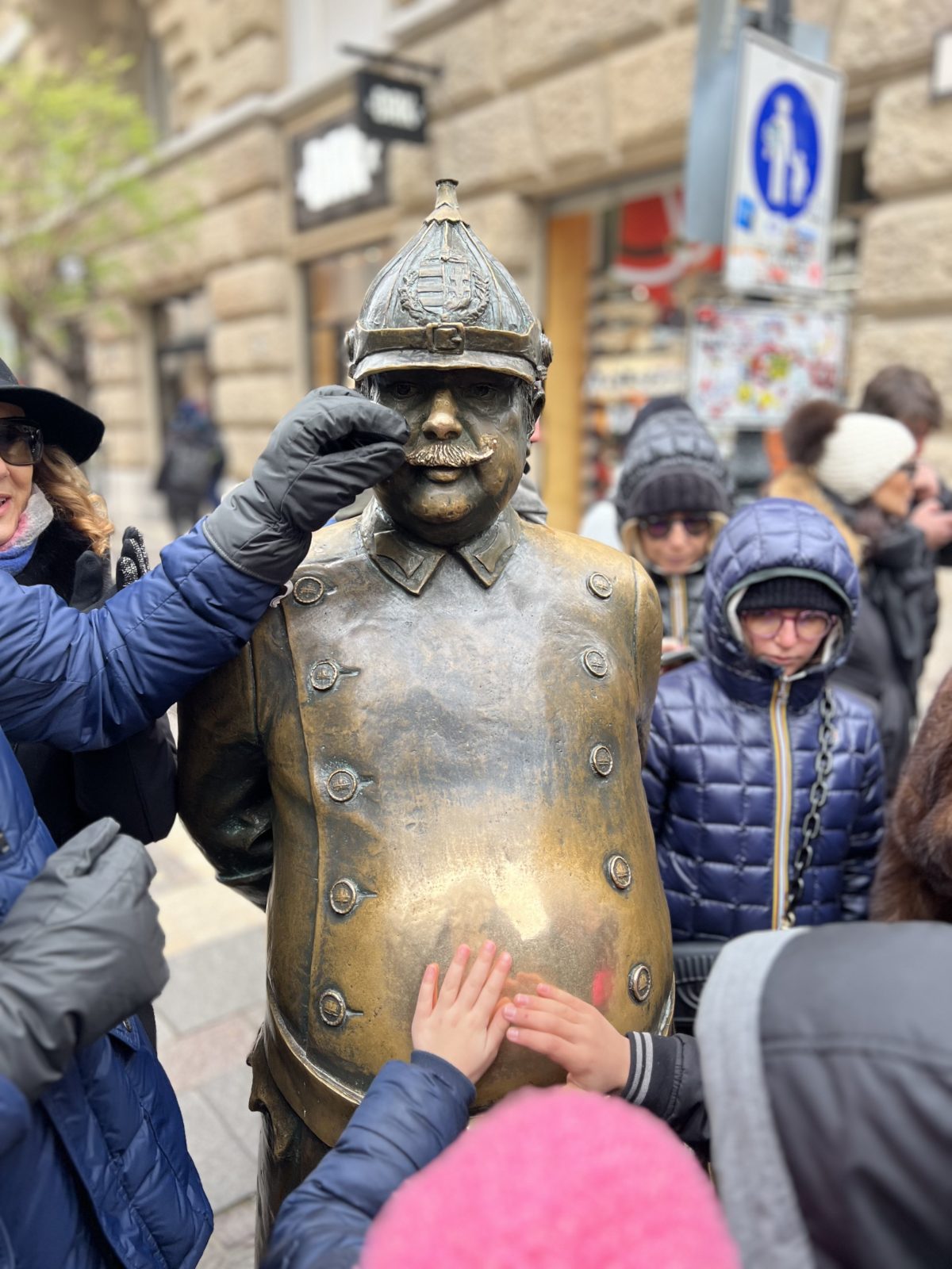 Estatua del Policía Gordo en Budapest. Dicen que frotarle la barriga trae suerte