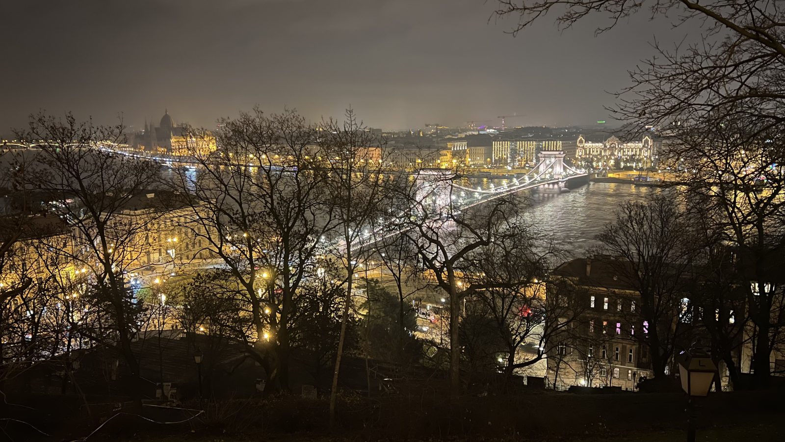 El Puente de las Cadenas y Pest iluminados, vistos desde la colina del Castillo de Buda