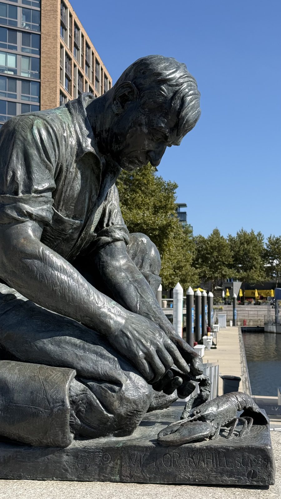 Escultura de un pescador junto al río Potomac